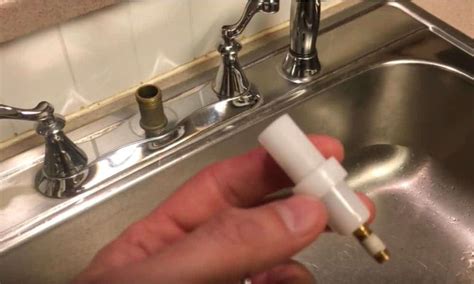 How to fix a kitchen sink sprayer that is stuck in the。